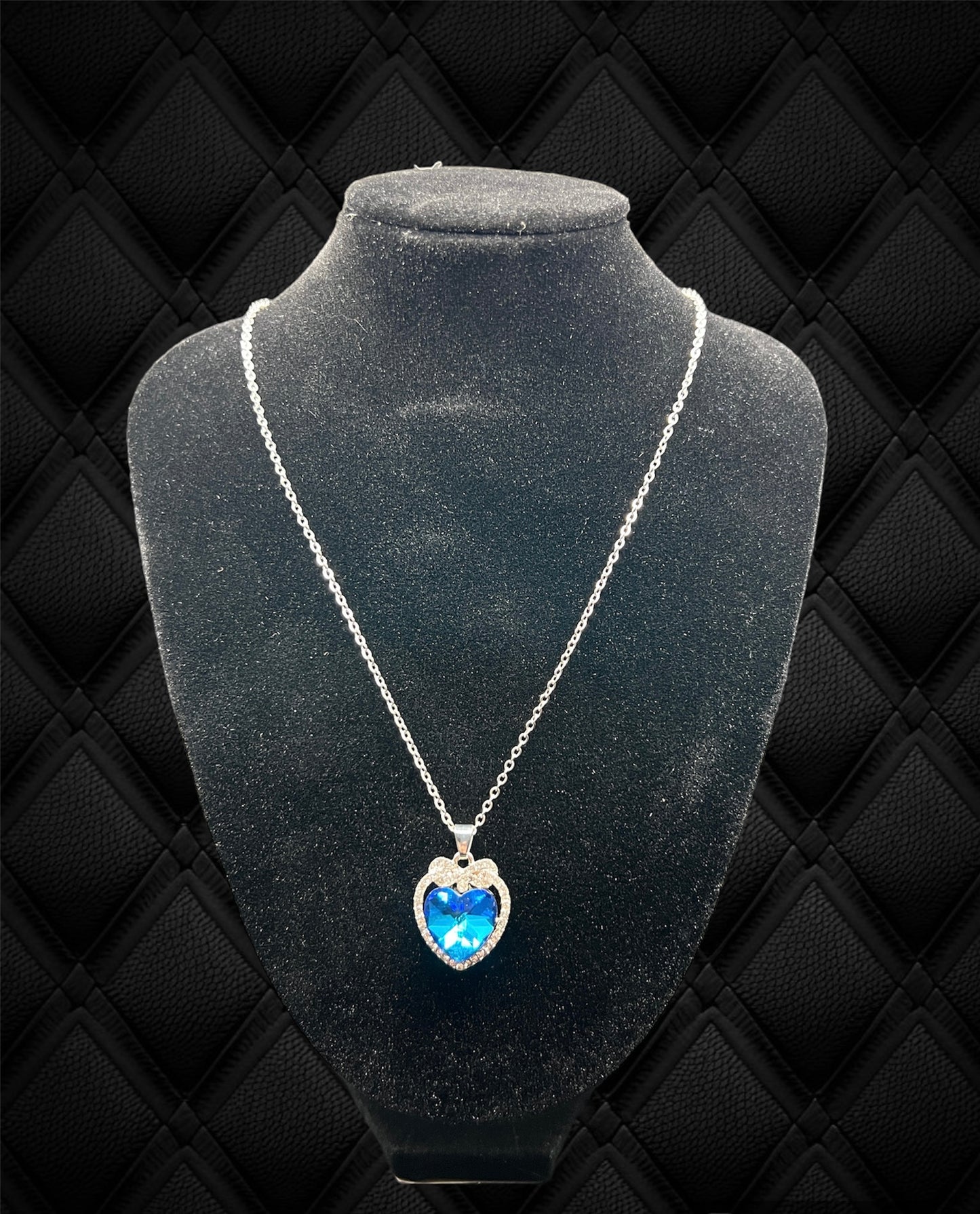 Rhinestone Heart Pendent Necklace